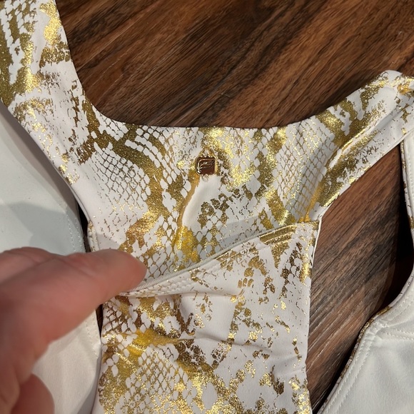 Fabletics On The Go Midi Medium Impact Sports Bra - Picture 12 of 15